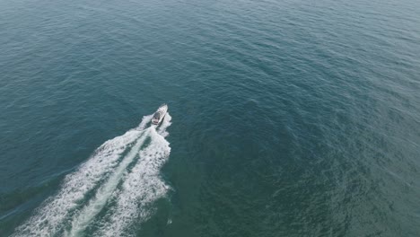 Speedboat-Sailing-In-Ocean-Leaving-White-Wake---aerial-drone-shot