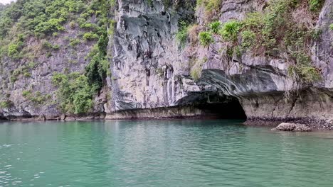 Acantilados-Y-Cuevas-En-Una-Isla-Ubicada-Dentro-De-La-Impresionante-Bahía-De-Halong-En-Vietnam,-Asia