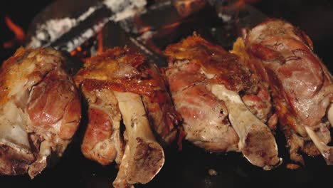 Das-Fleisch-Wird-Auf-Einer-Feuerpfanne-Gebraten