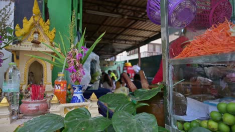 Eine-Teilweise-Versteckte-Frau-Mischt-Und-Plattiert-Einen-Teller-Mit-Thailändischem-Papayasalat,-Der-Ihren-Kunden-In-Einem-Lokalen-Restaurant-In-Den-Straßen-Von-Bangkok,-Thailand,-Serviert-Wird