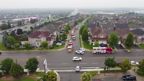 Drohnenüberflug-Feuerwehrautos-Reagieren-Auf-Einen-Hausbrand-In-Einem-Wohnviertel-In-Brampton