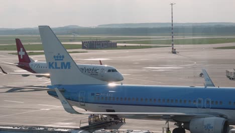 Ein-Flugzeug-Der-Helvetic-Airways-Parkt-Auf-Dem-Václav-Havel-Flughafen-Hinter-Einem-Flugzeug-Der-KLM-Dutch-Airlines