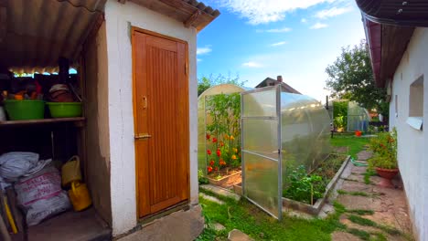 Außenansicht-Des-Sommerhauses-Mit-Komposttoilette-Und-Gewächshaus-Für-Tomaten