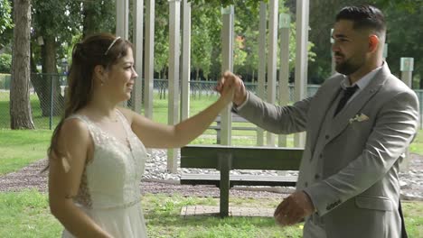 Una-Joven-Pareja-De-Novios-Bailando-Y-Dando-Vueltas-En-Un-Hermoso-Parque.