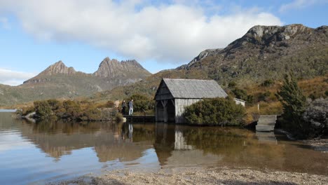 Panorámica-Lenta-De-La-Famosa-Cabaña-En-Dove-Lake,-Cradle-Mountain-Tasmania-En-Los-Brillantes-Días-De-Invierno.