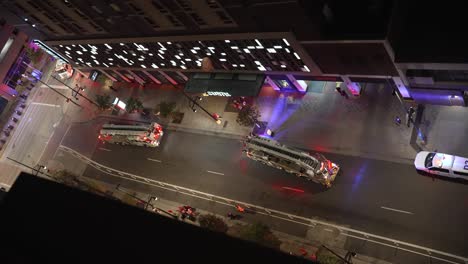 Dos-Camiones-De-Bomberos-Y-Un-Coche-De-Policía-Bloqueando-Una-Carretera-Junto-A-Un-Edificio-De-La-Ciudad