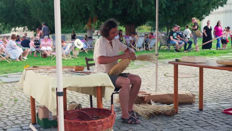 Ein-Mann-Auf-Dem-Jahrmarkt-Stellt-Weidenkörbe-Und-Körbe-Aus-Trockenem-Stroh-Her