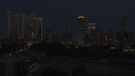 Luftaufnahme-Der-Innenstadt-Von-Fort-Worth,-Texas-Bei-Nacht