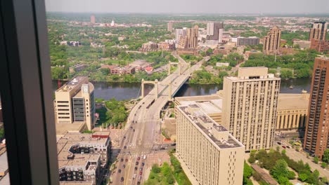 Vista-Desde-Las-Ventanas-De-Un-Edificio-Alto,-Destacando-Un-Puente-Que-Cruza-El-Río-Mississippi-En-El-Centro-De-Minneapolis.