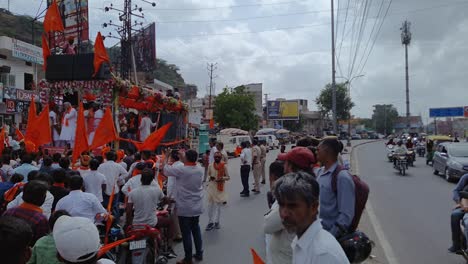 Manifestación-Callejera-De-Un-Líder-Local-Sobre-El-Hinduismo-Y-Contra-La-Corrupción-Del-Gobierno-Durante-El-Día.-El-Video-Se-Toma-En-Jodhpur,-Rajasthan,-India,-El-13-De-Agosto-De-2023.