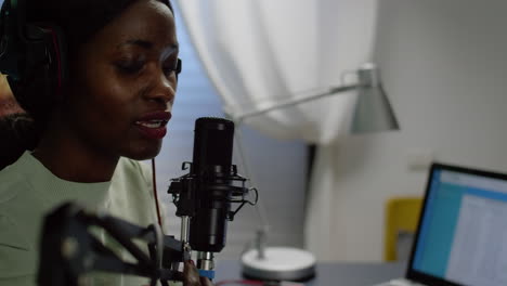 Nahaufnahme-Einer-Afrikanischen-Bloggerin,-Die-Während-Eines-Podcasts-Am-Mikrofon-Spricht