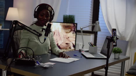 Afrikanischer-Influencer-Trägt-Kopfhörer-Und-überprüft-Die-Tonaufnahme-Eines-Neuen-Podcasts