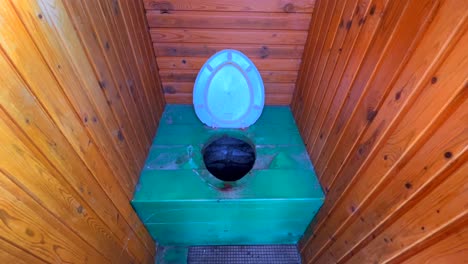 Komposttoilette-Im-Inneren-Der-Abgelegenen-Landschaft-Eines-Ehemaligen-Sowjetlandes