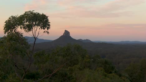 Sonnenuntergang-An-Den-Glass-House-Mountains-In-Queensland,-Australien