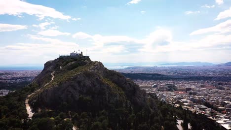 Lycabettos,-Der-Höchste-Hügel-In-Athen,-Blick-Aus-Der-Vogelperspektive,-Gefilmt-Mit-Einer-Drohne