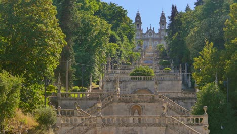 Kirche-Santuario-Nossa-Senhora-Dos-Remedios-Mit-Dichten-Bäumen-Im-Lamego-Douro-Tal,-Portugal