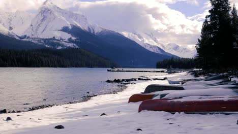 Montañas-Rocosas-Cubiertas-De-Nieve-En-Vancouver,-Canadá