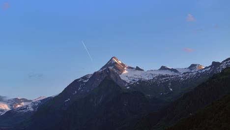 Hintergrund-Des-Klaren-Blauen-Himmels,-Der-Gipfel-Der-österreichischen-Alpen-Bei-Sonnenuntergang