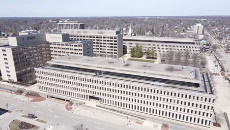 Edificios-De-Agencias-Estatales-En-Lansing-City,-Michigan,-Vista-Aérea-De-Drones