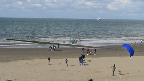 Persona-Practicando-Kitesurf-En-La-Arena-De-La-Playa,-Oostduinkerke,-Bélgica