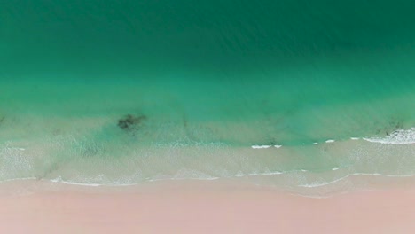 Antenne:-Ruhige,-Beruhigende-Wellen,-Die-über-Einen-Weißen-Sandstrand-In-Whitsunday-Australien-Spülen