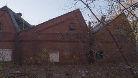 Schwenkaufnahme-Verlassener-Fabrikgebäude-Im-Städtischen-Verfall-Von-Ohio