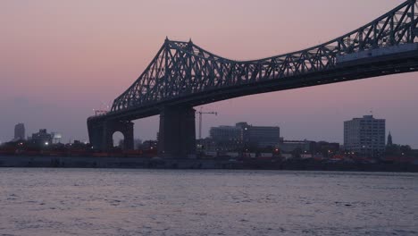 El-Puente-Jacques-Cartier-Y-El-Puerto-De-Montreal-En-Quebec-Al-Atardecer-En-Una-Hermosa-Tarde-Desde-El-Otro-Lado-De-La-Calle.