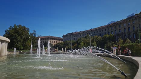 Vista-De-La-Fuente-De-Piazza-Castello-Frente-Al-Castillo-Sforza,-Milán