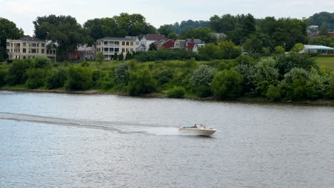 Speedboat-Crossing-On-The-River-Near-Rural-Villages-Near-Cincinnati-In-Ohio,-USA