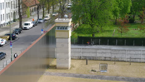 Static-view-of-Berlin-Wall-and-watchtower-at-Berlin-Wall-Memorial,-Germany