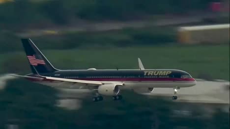 Donald-Trump-Flugzeug-Landet-Auf-Dem-Flughafen
