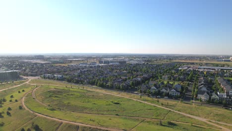 Luftdrohne-Erhebt-Sich-Bei-Sonnenuntergang-über-Amerikanischen-Häusern-In-Einem-Vorstadtviertel-Von-Denver,-Colorado,-USA