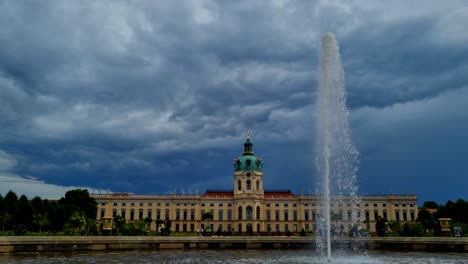 Aufnahme-Eines-Brunnens-Vor-Dem-Schloss-Charlottenburg,-Westberlin,-Deutschland-An-Einem-Bewölkten-Abend