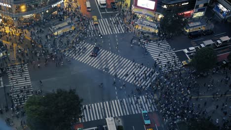 Einflugaufnahme-Der-Kreuzung-Shibuya-Scramble-In-Tokio,-Japan