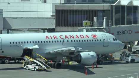 Air-Canada-Airbus-A319-En-La-Puerta-Preparándose-Para-La-Salida-4k