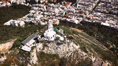 Lycabettos,-Der-Höchste-Hügel-In-Athen,-Blick-Aus-Der-Vogelperspektive,-Gefilmt-Mit-Einer-Drohne