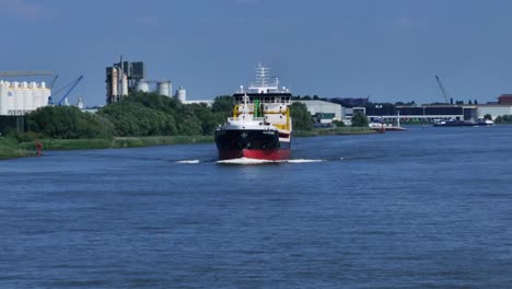 El-Carguero-Sletringen-En-El-Río-En-Zwijndrecht-Rumbo-Al-Próximo-Destino