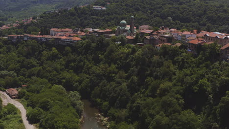 Drone-Sobre-El-Río-Yantra-Hasta-El-Hito-Histórico-De-La-Catedral-De-Veliko-Tarnovo