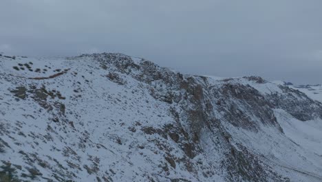 Aufschlussreiche-Luftaufnahme-Des-Skigebiets-El-Colorado-In-Den-Andenbergen
