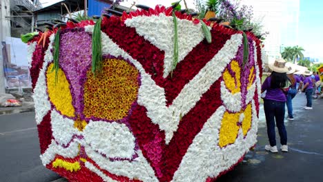 Ein-Wunderschön-Dekoriertes,-In-Farbenfrohen,-Abstrakten-Formen-Frische-Blumen-Mit-Menschen-Daneben