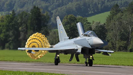 Eurofighter-Taifun-Setzt-Fallschirm-Aus,-Während-Er-Auf-Der-Landebahn-Landet,-Handheld-Ansicht