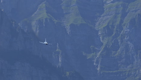 Meisterwerk-Der-Ingenieurskunst-–-Eurofighter-Typhoon-Fliegt-Tief-In-Der-Schweiz