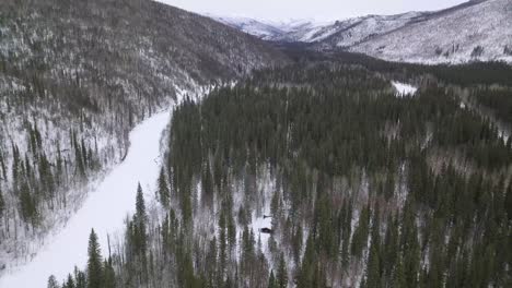 Großer-Luftaufzug-Von-Der-Alaska-Hütte-In-Die-Winterliche-Waldlandschaft