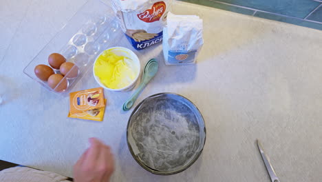 El-Cocinero-Casero-Cubre-El-Molde-Para-Pastel-Con-Papel-Vegetal-Y-Lo-Prepara-Para-Hornearlo-En-El-Horno.