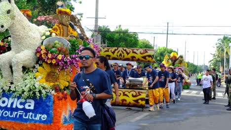 Eine-Große-Gruppe-Von-Musikern-Unterwegs,-Während-Sie-Ihre-Musik-Spielen-Und-An-Einer-Straßenparade-Teilnehmen