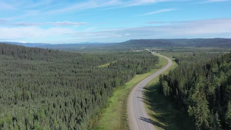El-Bosque-Boreal-Cobra-Vida-En-Imágenes-De-Drones-De-La-Carretera-De-Alaska