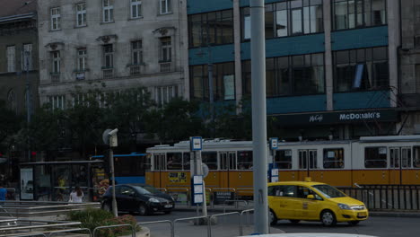 Straßenbahn-Fährt-Durch-Die-Straßen-Von-Budapest