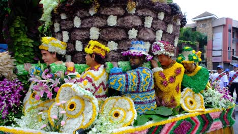 Eine-Menschliche-Figur-Und-Eine-Karawane-Aus-Bunten-Blumen-Sind-Auf-Der-Parade