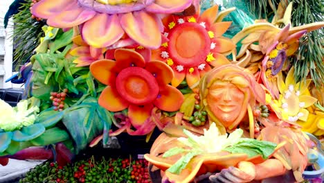 La-Ciudad-De-Davao-En-Filipinas-Celebra-El-Festival-De-La-Abundancia-Donde-Exhiben-Flores,-Frutas-Y-Verduras-En-Un-Desfile-Callejero.