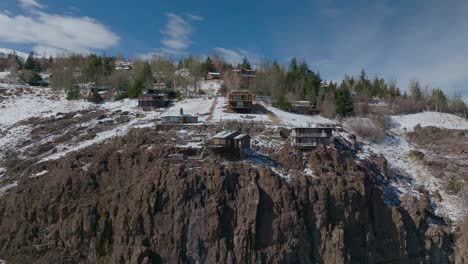 Aufschlussreiche-Luftaufnahme-Von-Häusern-In-Farellones-Mit-Schneebedeckten-Andenbergen-Dahinter